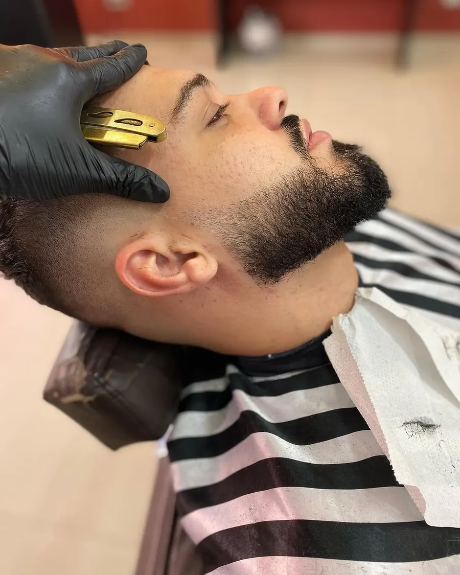 Acabamento da barba com navalha